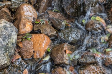 Su kayalar, Lubango düşüyor. Angola.