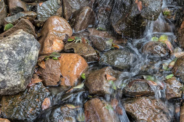 ルバンゴ岩と水に落ちる。アンゴラ. — ストック写真