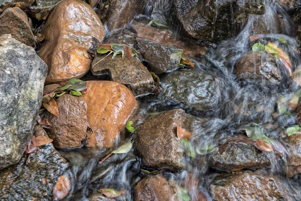 ルバンゴ岩と水に落ちる。アンゴラ. — ストック写真