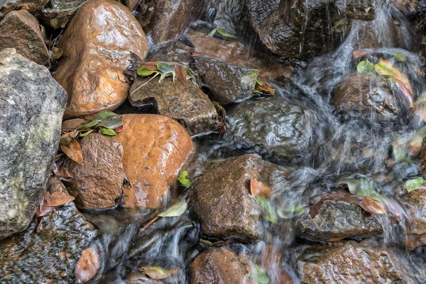 El agua cae con rocas, Lubango. Angola . —  Fotos de Stock