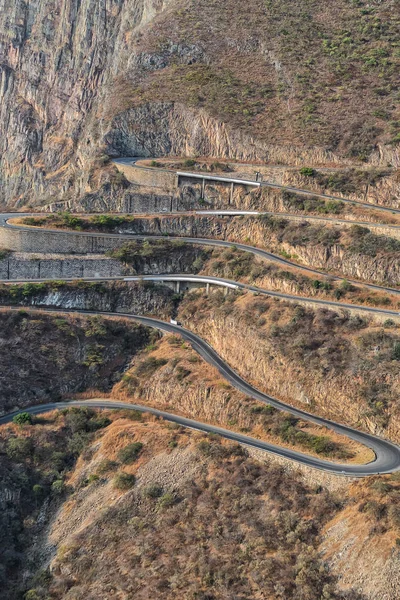 Út mentén Leba Sierra. Nézd meg felülről. Lubango. Angola. — Stock Fotó