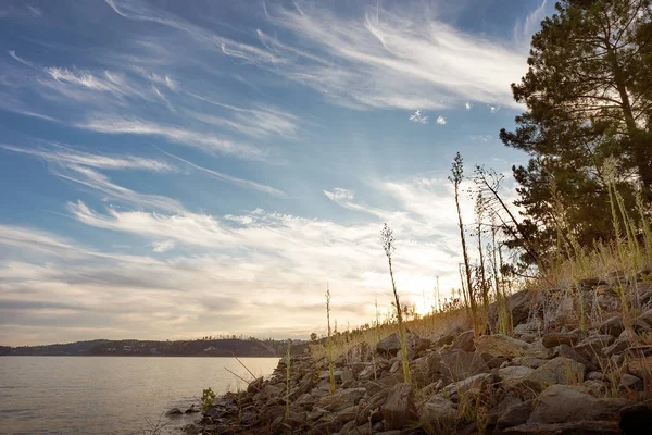 Puesta de sol en el lago con piedras. Tomar Portugal . — Foto de Stock