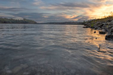Günbatımı taşlarla gölde. Portekiz almak.