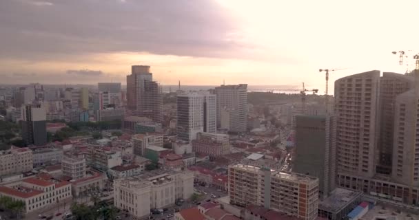 Luanda Baai Luchtfoto Beeldmateriaal Zonsondergang Skyline — Stockvideo