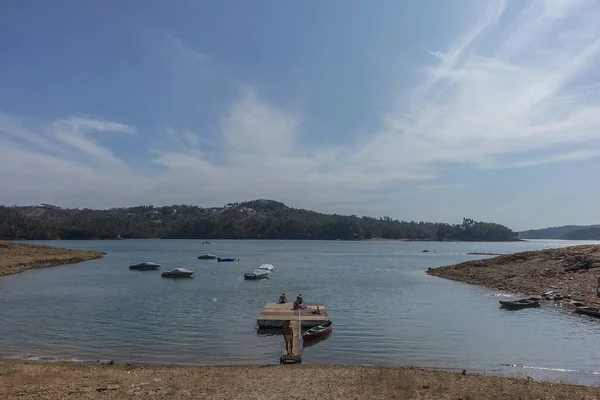 Vistas al lago desde la Serra de Tomar. Con pontón. Portugal — Foto de Stock