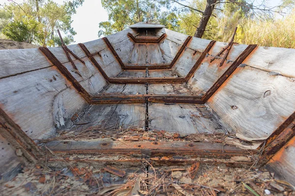 Abandoned old wooden boat, in the forest of the serra de tomar. — Stock Photo, Image