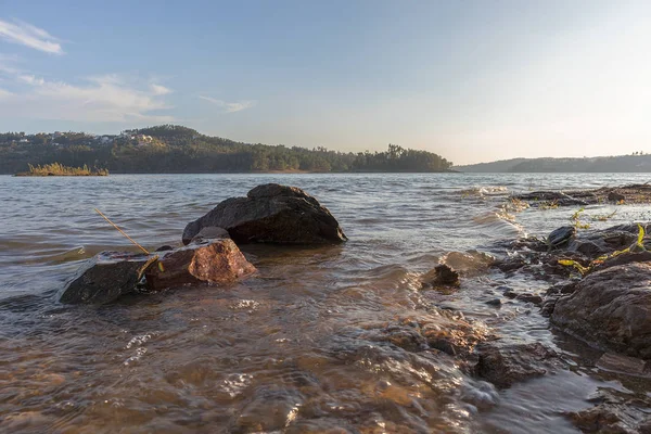 Puesta de sol en el lago. Con plantas y algas naciendo en el wate — Foto de Stock