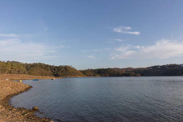 Lago de la serra de tomar con barcos . — Foto de Stock