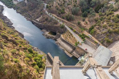 Castelo de Bode hidroelektrik Barajı. Portekiz