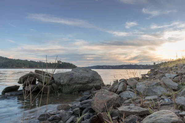 Vista del lago con algas puesta de sol y piedras. Serra de Tomar. Portu. — Foto de Stock