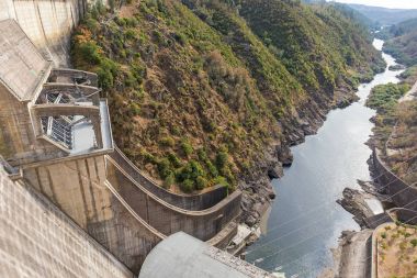 Castelo de Bode hidroelektrik Barajı. Portekiz