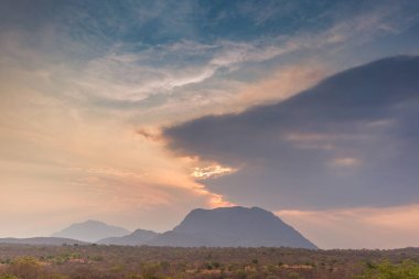 Afrika peyzaj dağlar ve dramatik Lubango, Angola