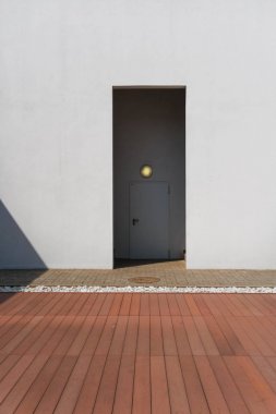 Beyaz duvar ve kırmızı zemin minimalist kapı.