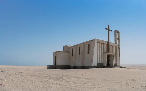 Iglesia abandonada en Namibe, Angola. Iglesia típica portuguesa de — Foto de Stock