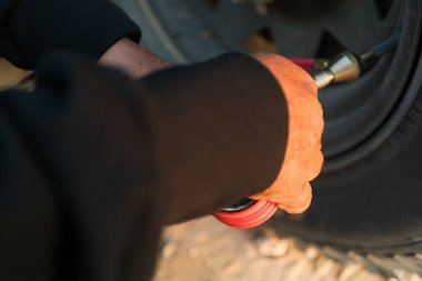 Adam lastik basınç metre ile ölçme. 4 x 4 Jeep.