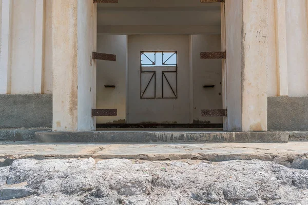 纳米沙漠中废弃教堂的内部 安哥拉 葡萄牙殖民地时间的教会 — 图库照片