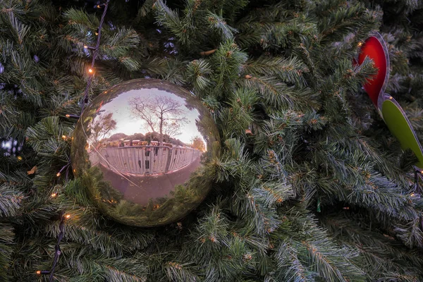 Árvore Natal Com Bola Grande — Fotografia de Stock