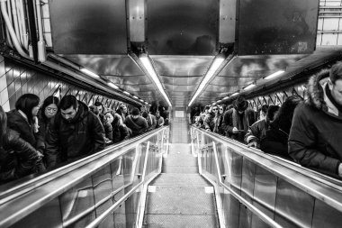 ABD / New York - 3 Ocak 2018 - insanlar New York Metro günlük yaşamda. Merdiven çıkma.