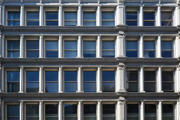 Fassade des Gebäudes in New York mit symmetrischen Fenstern. — Stockfoto