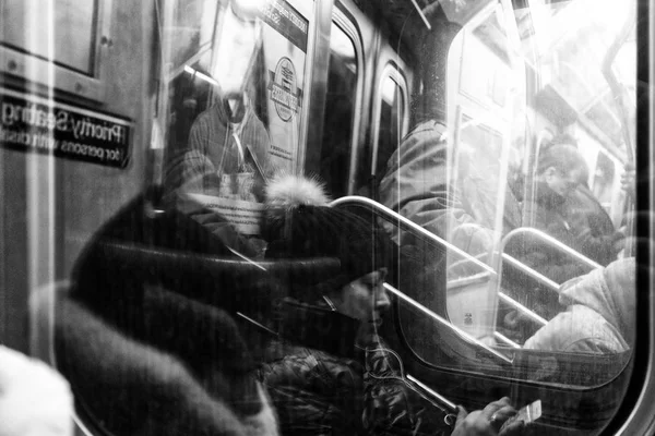 뉴욕 지하철의 일상 생활에서 사람들. — 스톡 사진