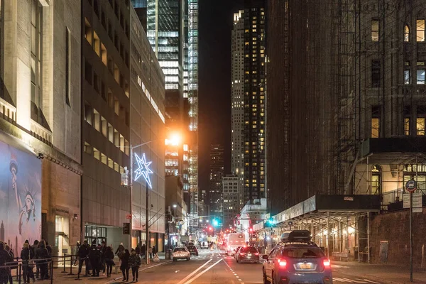 29 september 2017 - New York / Usa - New York street at night met buil — Stockfoto