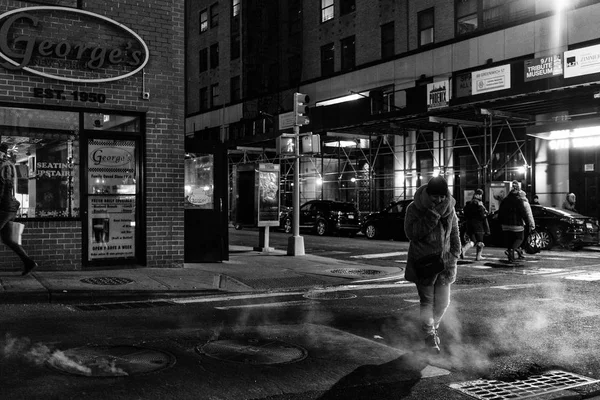 NYC / USA - 29 DEZ 2017 - Pessoas andando pelas ruas de Nova York com frio. Versão Bw . — Fotografia de Stock