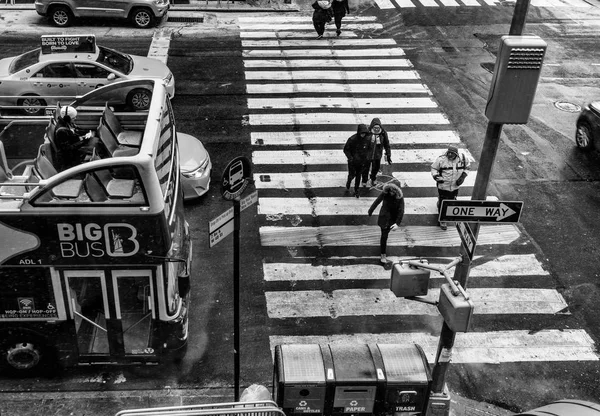 Нью-Йорк, США - 29 грудня 2017 - людей, що перетинають пішохідному переходу, видно з вище в Нью-Йорку, чорно-білий варіант. — стокове фото