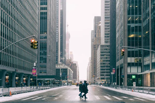 ニューヨーク/アメリカ合衆国 - 29 デズ川 2017 - ニューヨーク、黒と白のバージョンで上から見た横断歩道を渡る人々. — ストック写真