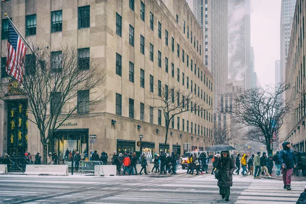 31 lidí Dez 2017 New York/Usa -, kteří jdou na ulicích New Yorku na sněhu. — Stock fotografie