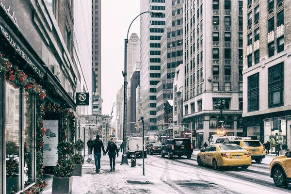 31 Dez 2017 New York/Usa - mensen lopen in de straten van New York naar sneeuw. — Stockfoto