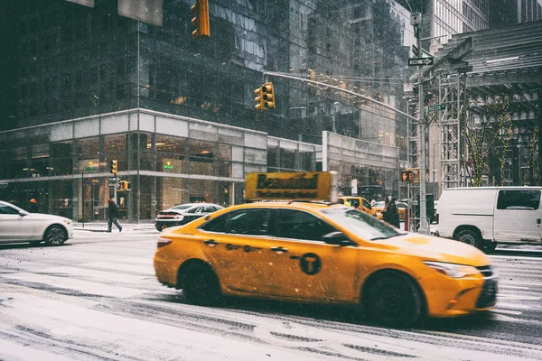 31 Dez 2017 New York/Usa - Taxi op de straten van New York met sneeuw. — Stockfoto