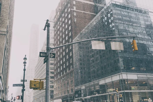 31 Dez 2017 New york - New York/Usa - rustige straat met verkeer ondertekent en sneeuw. — Stockfoto