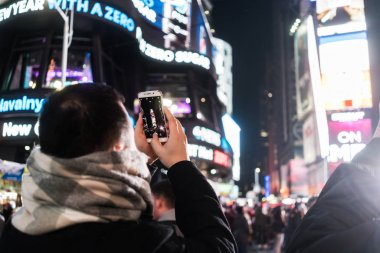 NYC/ABD 31 Dez 2017 - adam fotoğraf times Meydanı'nda gece.