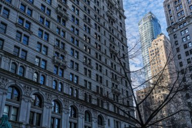Aşağıdan, new York gökdelen görüntülemek.