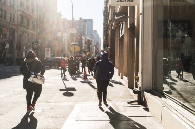 NYC/ABD 02 Jan 2018 - New York street yürüyüş insanlar.