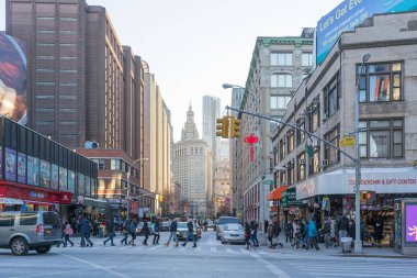 NYC/ABD 02 Jan 2018 - yaya geçidi New York karşıya insanlar.