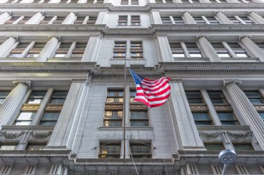 Amerikan bayrağı ile binanın arkasında. Perspektif Görünümü.