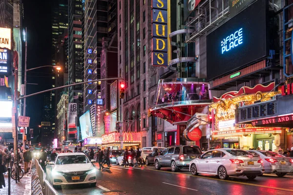 NYC / USA 02 JAN 2018 - Rua Times Square em Nova York à noite . — Fotografia de Stock
