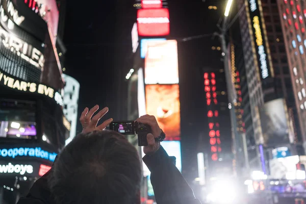 NYC / USA 31 DEZ 2017 - Homem para fotografar na praça do tempo à noite . — Fotografia de Stock