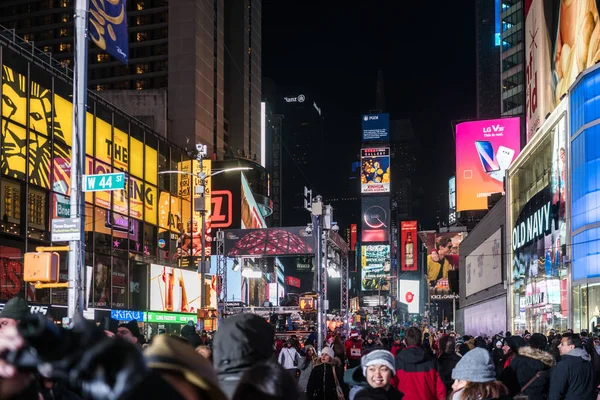 NYC / USA 31 DEZ 2017 - Pessoas caminhando na praça dos tempos, Nova Iorque à noite — Fotografia de Stock
