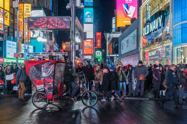 NYC/Usa 31 Dez 2017 - mensen lopen op times square, new york door de nacht — Stockfoto