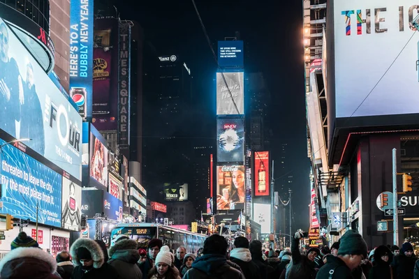 NYC/Usa 31 Dez 2017 - mensen lopen op times square, new york door de nacht — Stockfoto