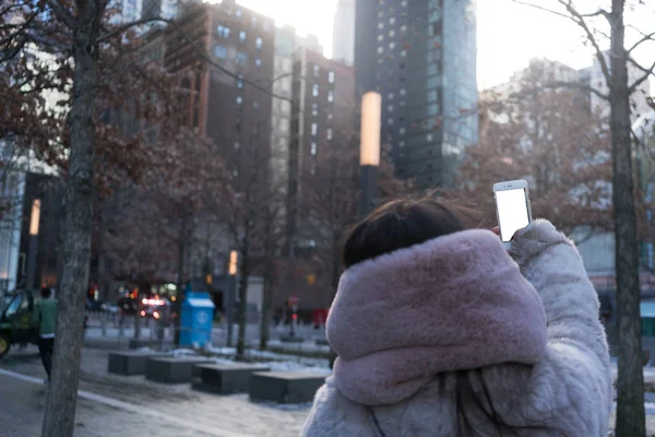 Rapariga a tirar uma selfie em Manhattan, Nova Iorque . — Fotografia de Stock