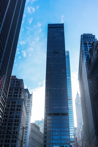 Blick auf Wolkenkratzer in Manhattan. — Stockfoto