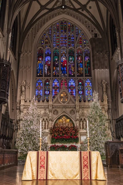 Noel ağaçları ile kilise kilise iç. — Stok fotoğraf