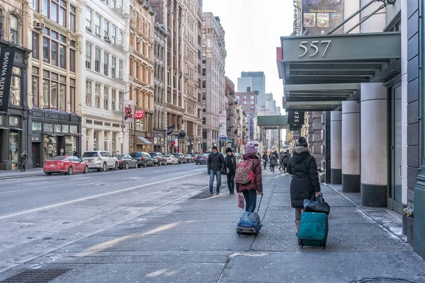 NYC/Usa-02 Jan 2018 - mensen lopen op New York street met koffers. — Stockfoto