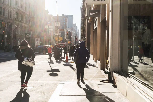 NYC/ABD 02 Jan 2018 - New York street yürüyüş insanlar.