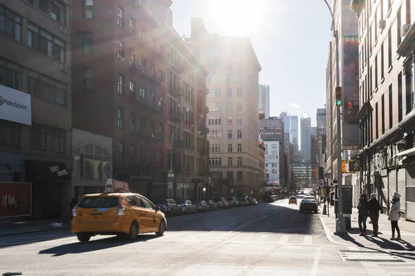 NYC/Usa-02 Jan 2018 - mensen het oversteken van de oversteekplaats op New York Street. — Stockfoto