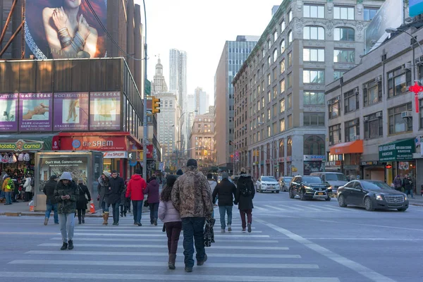 NYC/Usa 02 Jan 2018 - lidí přes přechod pro chodce na ulici New Yorku. — Stock fotografie