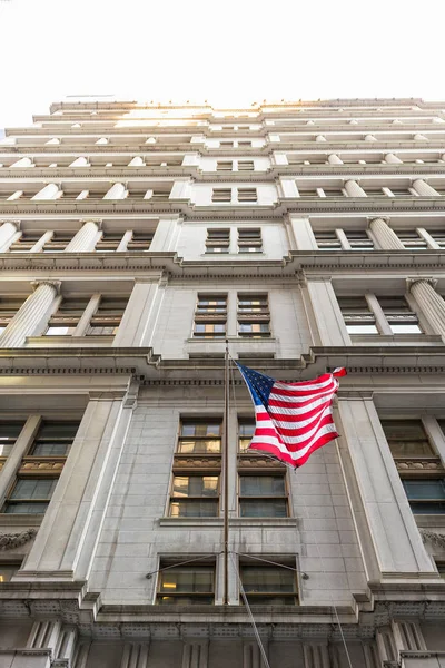 American flag with building behind. Perspective view. — Stock Photo, Image